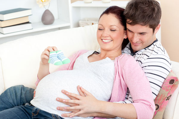 كيف يحدث الحمل بتوأم وكيفية رعاية المرأة الحامل وقتها