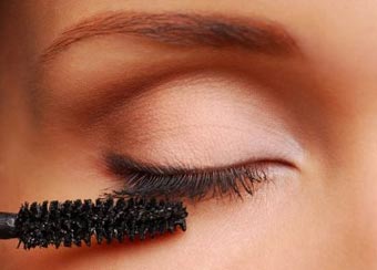 خطوات وضع الماسكارا باحتراف