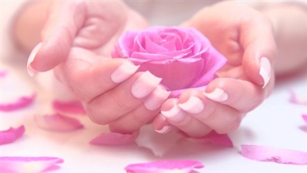 خلطات مذهلة لتبييض اليدين في الصيف