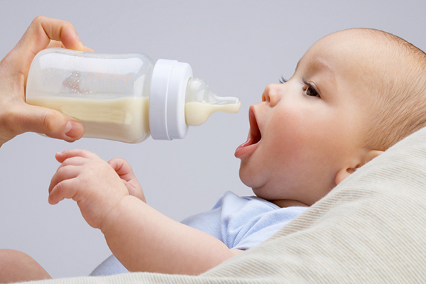 أضرار الرضاعة الصناعية ونصائح لتجنبها