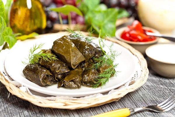 طريقة عمل محشي ورق عنب مع شرائح اللحم