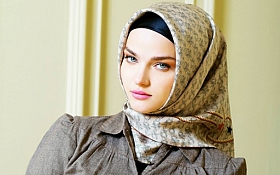 كيف تنسّقين حجابك بنقوش الأزهار مع ملابسك؟