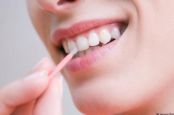متى يأتي تنظيف الأسنان بنتائج عكسية؟