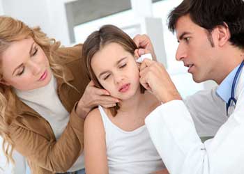 وصفات طبيعية لعلاج ألم الأذن عند الاطفال