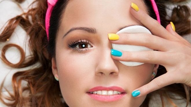 أبسط 10 طرق للقضاء على الهالات السوداء والانتفاخات أسفل العينين