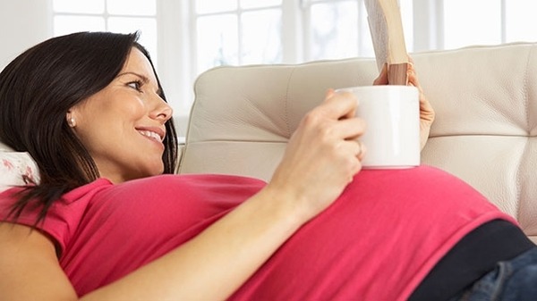 الإكثار من الكافيين خلال الحمل قد يضر الجنين
