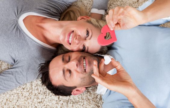 بهذه الطرق تشجّعي عريسك على الرومانسية!
