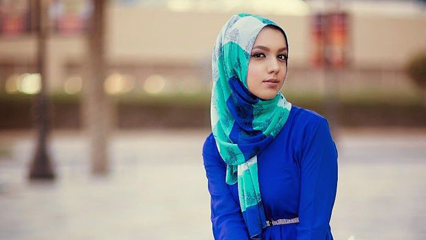 نصائح لتنسيق الإيشارب المنقوش مع ملابس المحجبات
