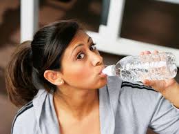 حالات يحذر معها شرب الماء قبل النوم بأربع ساعات