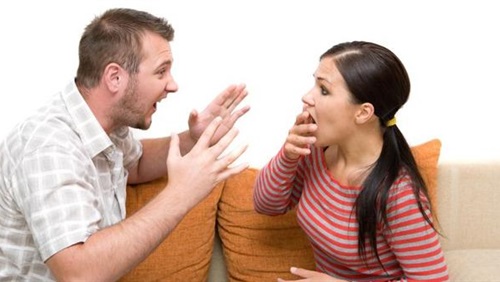 4 أسئلة مستفزة يكره الرجل سماعها من زوجته.. احذريها