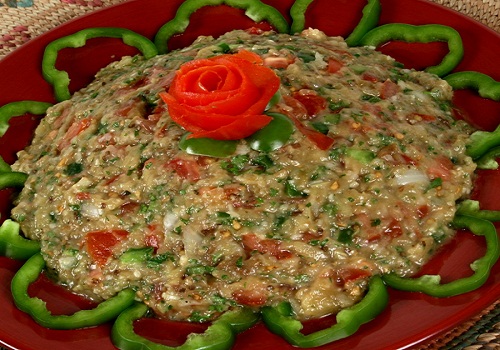 سلطة البابا غنوج مع أنواع المشويات