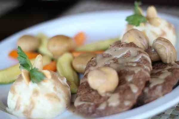ستيك بالفطر مع بطاطا مهروسة وخضار سوتيه