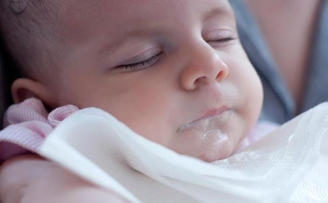 ما هي اسباب استفراغ الرضيع؟