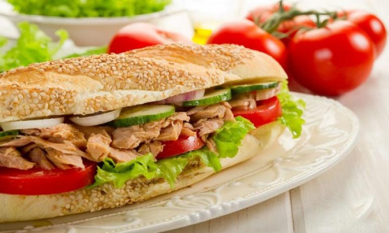 ساندويتش التونة بخلطة المايونيز