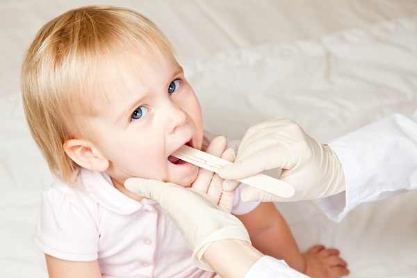 كيف تعالجين التهاب الحلق بسهولة للأطفال والكبار