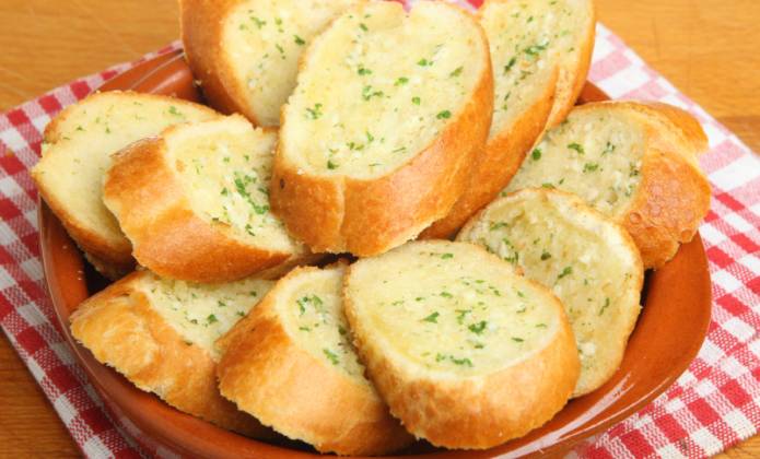 خبز بالثوم والجبن على طريقة بيتزا هت
