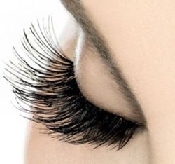 خلطة مذهلة لرموش طويلة تغنيك عن استخدام الماسكارا
