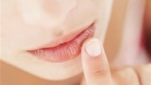 قناع الجيلاتين والسكر «صنفرة» طبيعية للشفاة