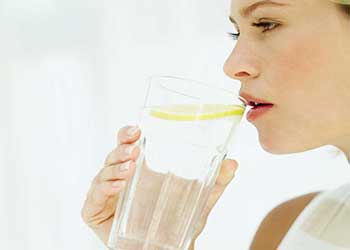 احذر، شرب الماء أثناء تناول الطعام وترهل البطن
