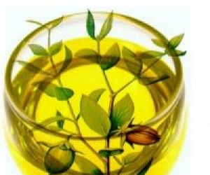 زيت اللوز ـ لعلاج التجاعيد حول العينين