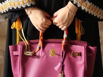 كيف تختارين حقيبة اليد المناسبة مع العباءة؟