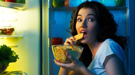 هل تناول الطعام في ساعة متأخرة من الليل يسبب السمنة؟