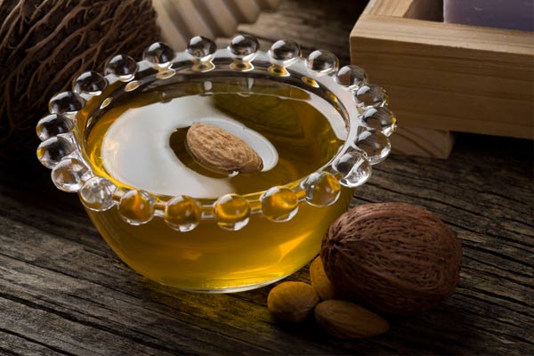 اكتشفى فوائد زيت اللوز الحلو لبشرة نضرة وناعمة وصحيّة