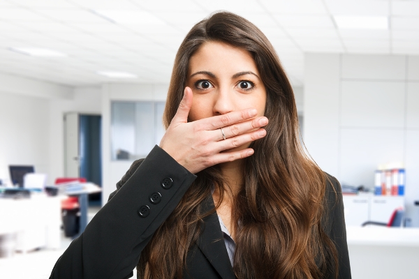 6 طرق سحرية للتخلص من روائح الفم أثناء الصوم !!