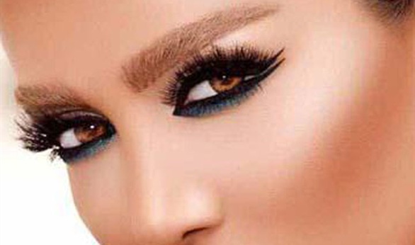 الحواجب العريضة والكثيفة أحدث صيحات الموضة