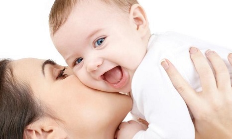 اكتشفى خطورة تقبيل الأطفال من أفواههم