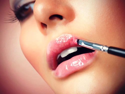 5 خطوات للحصول الحصول على شفاة ممتلئة ورسمها كنجمات هوليوود