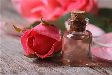 أفضل وصفات التبييض بزيت الورد