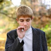 كيف تتعاملين مع ابنك المدخن لأب مدخن؟