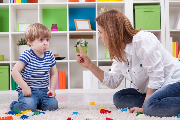 4 تصرفات خاطئة ينهى عنها علماء التربية !!