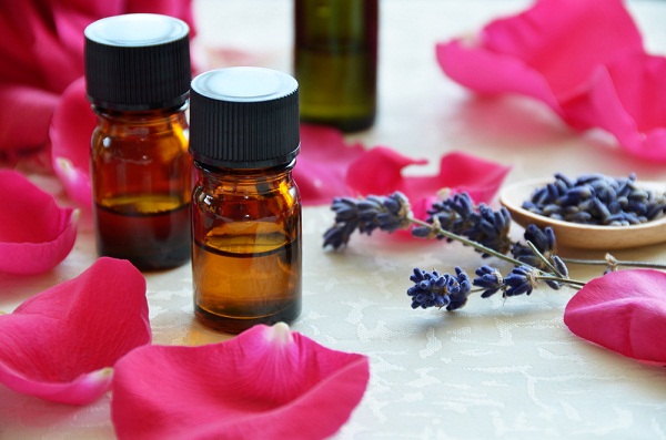 طرق مختلفة لتستخدمي الزيوت العطرية في روتينك الأساسي للعناية بالبشرة