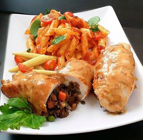 صدور دجاج المحشية بالخضار بصوص الليمون