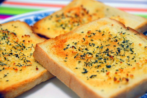طريقة عمل الخبز بالثوم