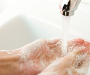 5 أسباب مفاجئة وراء جفاف البشرة