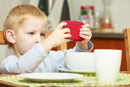 أخطار استخدام الهاتف المحمول على الأطفال