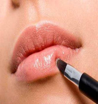 أهمية استخدام فرشاة أحمر الشفاه