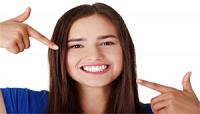 للعروس.. بالفراولة اكسبي أسنانك بياضا ناصعا