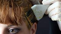 طرق سهلة لإزالة صبغة الشعر عن الجلد