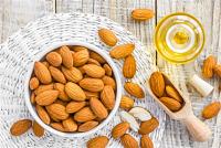 كمادات زيت اللوز تعيد الشباب لبشرتك