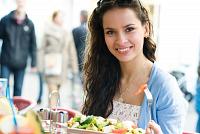 7 خدع غذائية فعّالة للحفاظ على الريجيم أثناء تناول الطعام خارج المنزل