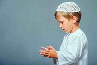طرق سهلة لتعويد الطفل على الصلاة منذ الصغر