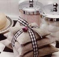 طرق مبتكره لتعطير المخدات والفرش