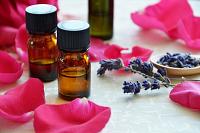طرق مختلفة لتستخدمي الزيوت العطرية في روتينك الأساسي للعناية بالبشرة