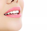 أعشاب طبيعية للحصول على ابتسامة مشرقة وأسنان بيضاء