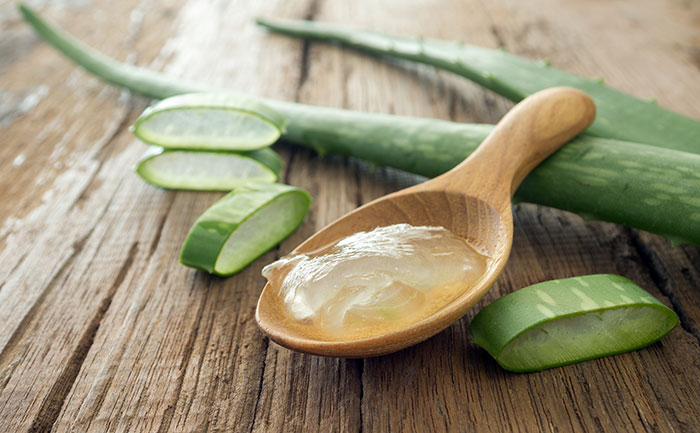 aloe-vera-gel-on-wooden-spoon-1